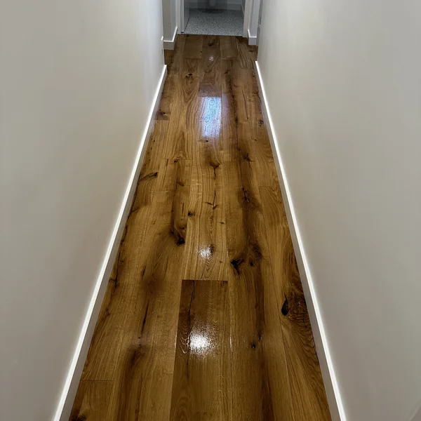 Couloir avec parquet en chêne massif vieilli vitrifié