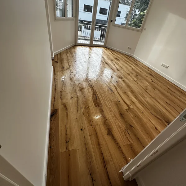 Pièce lumineuse avec parquet en chêne massif