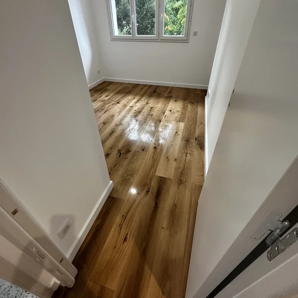 Petite pièce avec parquet en chêne massif à nœuds