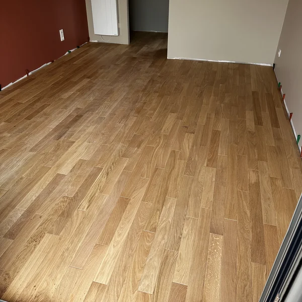 Sol fini en parquet chêne clair posé en bâtons rompus