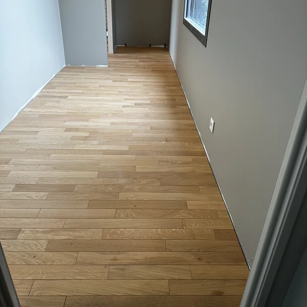 Parquet chêne clair posé dans un couloir