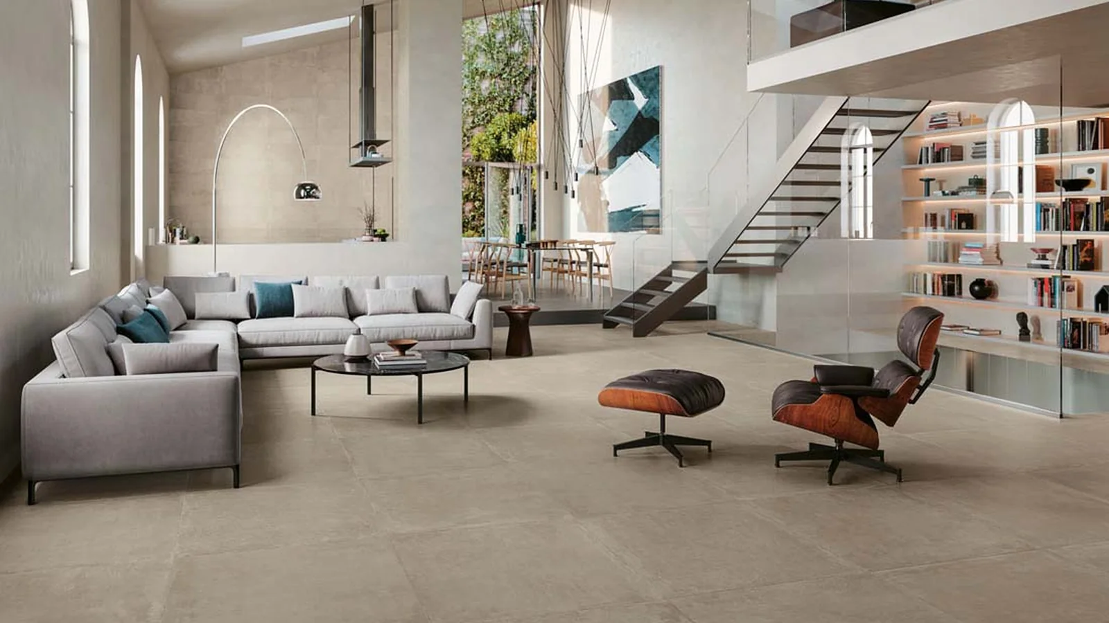 Vaste séjour contemporain avec sol en carrelage grand format
