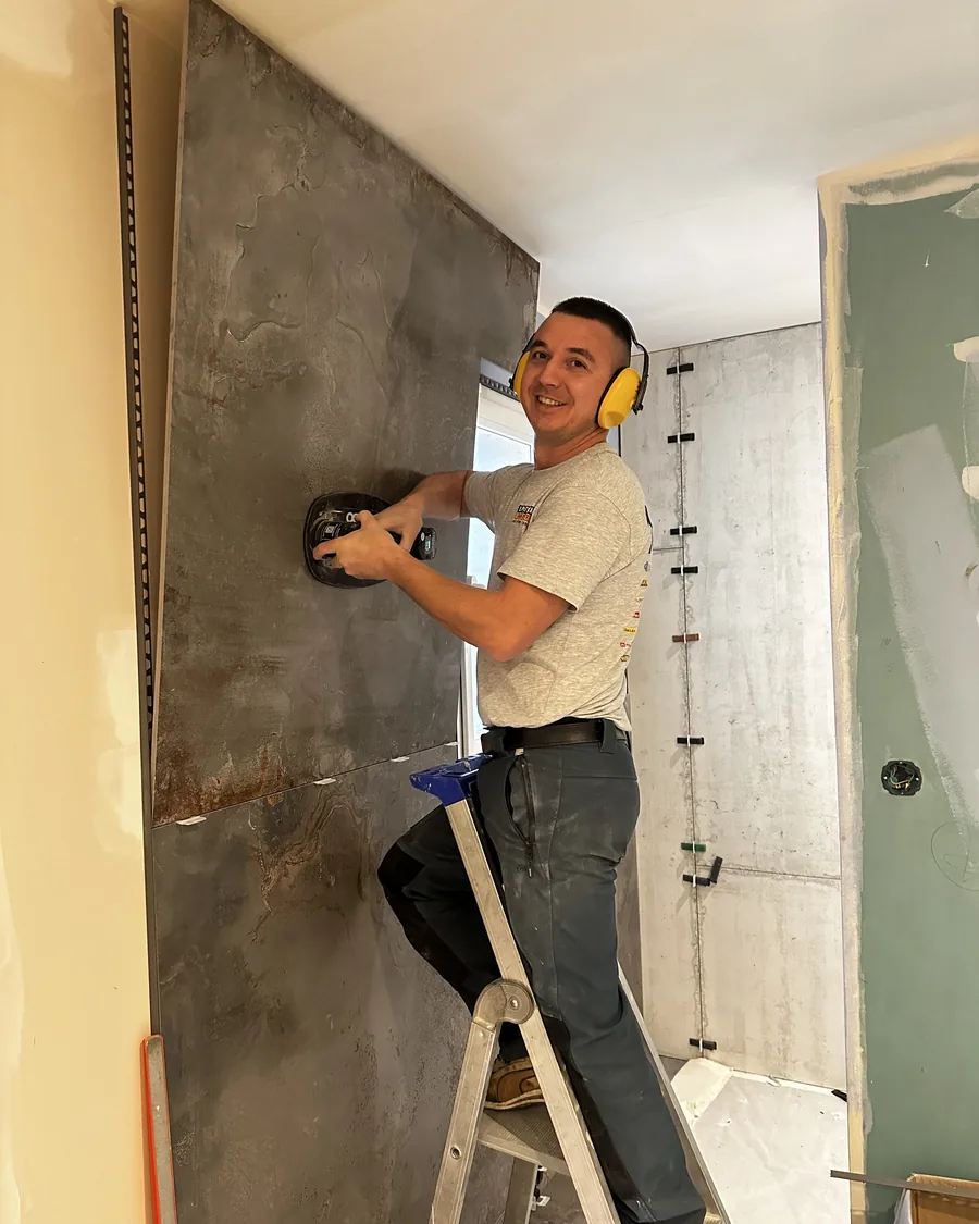 Pavel Busuioc, artisan carreleur, au travail sur un chantier à Bordeaux